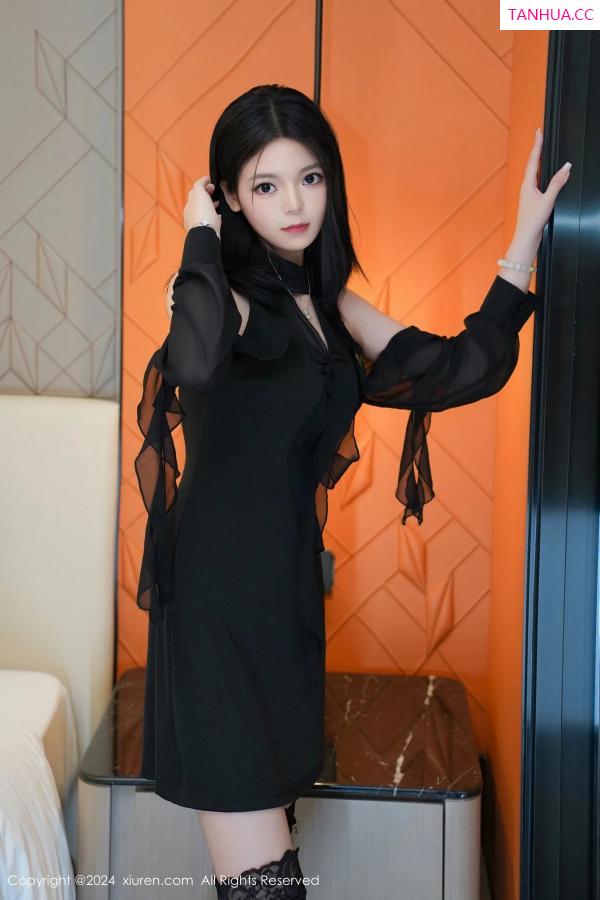   [XiuRen]高清写真图 2024.06.05 No.8651 唐心心 黑丝美腿第16张图片